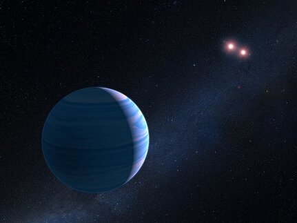 La Terra come un esopianeta. L'artista mostra un gigante gassoso che orbita attorno a due nane rosse nel suo sistema.