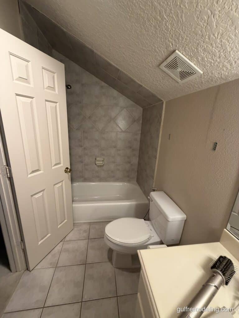 Old tub under a sloped ceiling - bathroom remodel in Houston