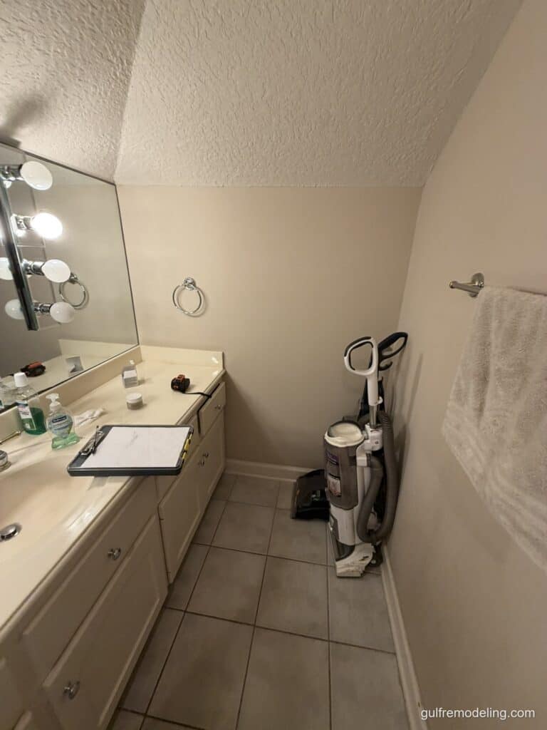 Old vanity with Hollywood lights before the bathroom remodel