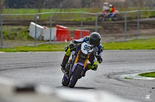 Lepo ga je ponovno srečati na cestno hitrostnem motorju