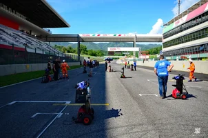 Čakajoč na dirkače