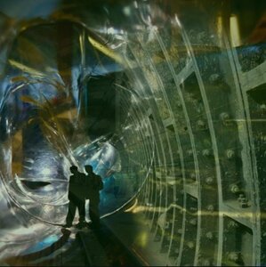 Two silhouettes in a surreal iridescent tunnel, metallic curve, reflections in a futuristic corridor.