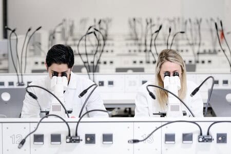 Studenten im Labor