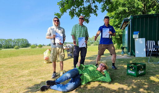 Niklas (2.), Frank (Sieger) und Moritz (3.) (v.l.n.r.) und Mario (liegend)