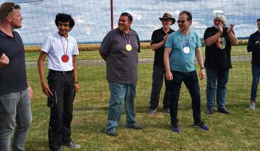 Die Trainingsbesten Kartik (Drittbester), Michael (Bester) und Mario (Zweitbester)