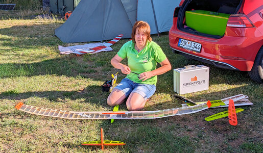 Corinna beim Aufrüsten