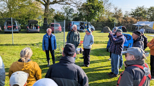 Briefing im morgendlichen Sonnenschein
