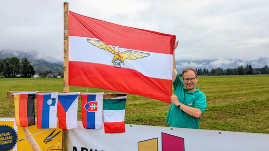 Mario zeigt Flagge