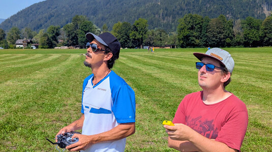 Marcel mit Robin an der Uhr