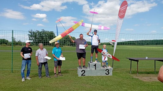 Das große Siegerbild - Henri (6.), Frank S. (5.), Frank H. (4.), Michael (3.), Jan (Sieger) und Louis (3.) (v.l.n.r)