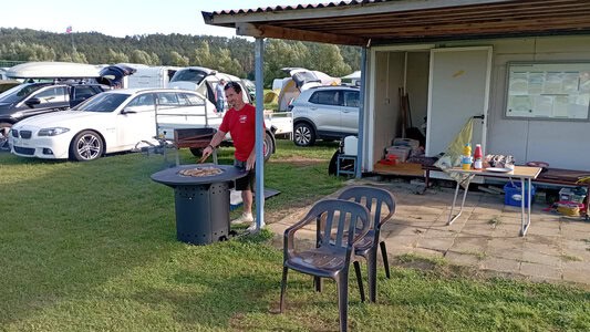 Der Grill läuft
