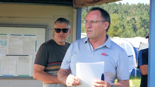 Dirk eröffnet mit seinem ersten Offiziellen Udo den Wettbewerb
