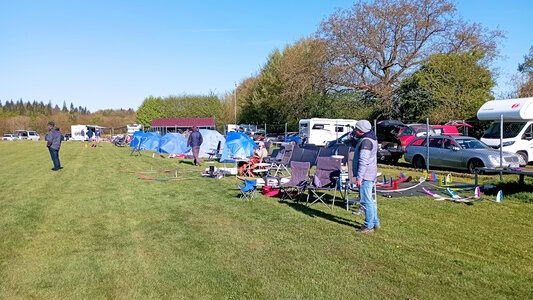 Ausgebucht - voller Parkplatz und eine lange Vorstartlinie
