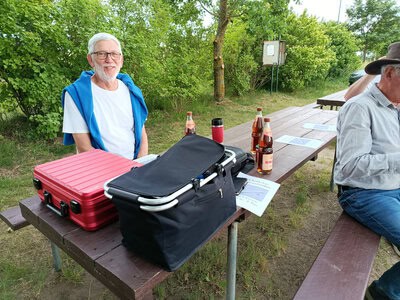 Ulli mit seiner Urkunde und dem in Birkholz üblichen Kaltgetränk