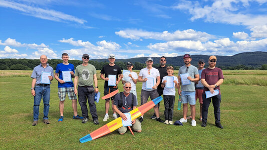 Das kombinierte Sieger- und Gruppenbild mit Andreas, dem Gewinner, im Vordergrund (Foto: RC-Network)