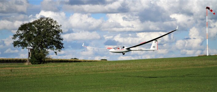 Eine "ASH 25 Mi" mit 10 m Spannweite im Landanflug