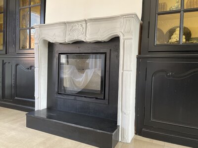 Barbas Unilux 80 Réalisations : Rénovation d'un cheminée avec un insert Barbas Unilux 80 avec porte en verre, habillage métallique et banquette en granit.