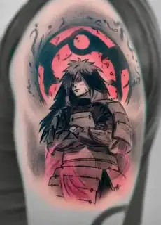 Tatuajes 18 Representación intensa de Madara Uchiha, personaje de anime, con fondo rojo vibrante y trazos dinámicos que transmiten poder y determinación.