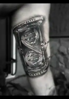 Tatuajes 23 Diseño realista en blanco y negro que combina un reloj de arena con una doble hélice de ADN, acompañado de trazos y anotaciones que evocan planos científicos.
