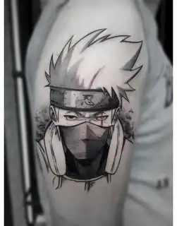 Tatuajes 20 Diseño inspirado en anime, representando a Kakashi Hatake con su característica máscara y mirada decidida, combinado con sombras y texturas suaves.
