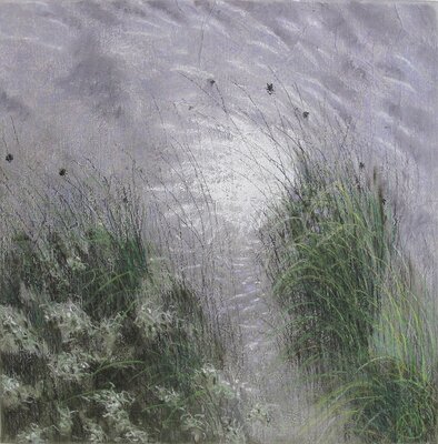 de avondzon weerspiegelt in het water, vooraan groeien groene grassen in het water