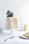 Il est temps de sortir tous les arrêts pour Noël avec ce gâteau au beurre de noix de coco. La pièce maîtresse parfaite pour votre table de desserts des Fêtes!