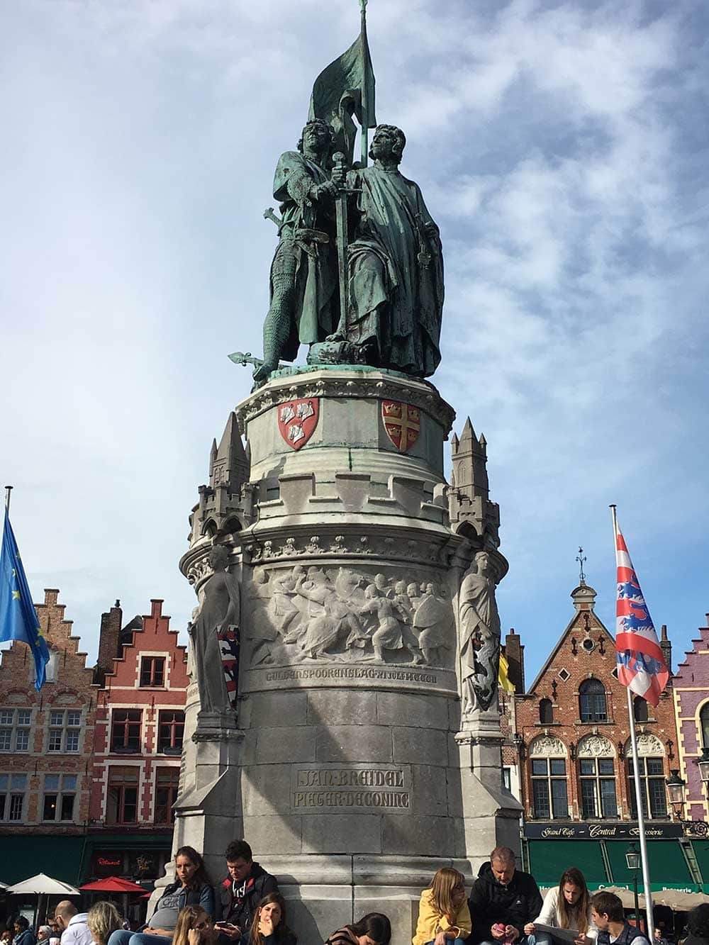 Qué ver en Brujas - estatua homenaje de Jan Breydel y Pieter de Coninck