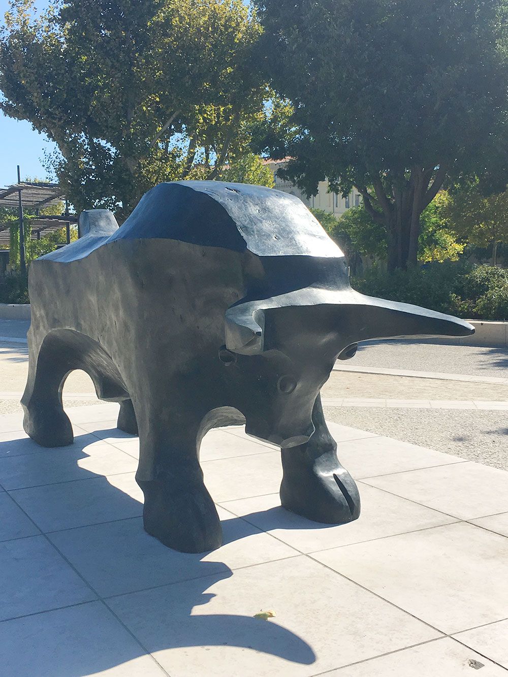 Escapadas en tren desde Barcelona al Sur de Francia - Nîmes - Estatua de un toro