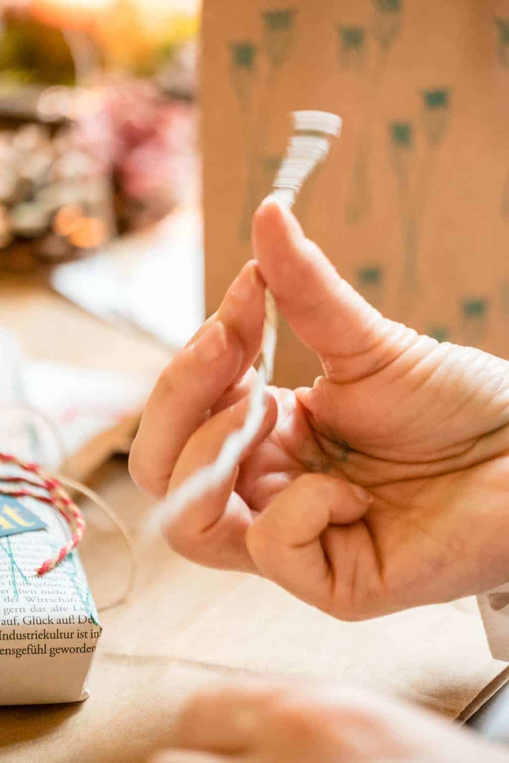 DIY Geschenkpapier selbst gestalten. Zero waste und kreativ. Mit hübschen Pflanzenstempeln und Zeitungspapier.