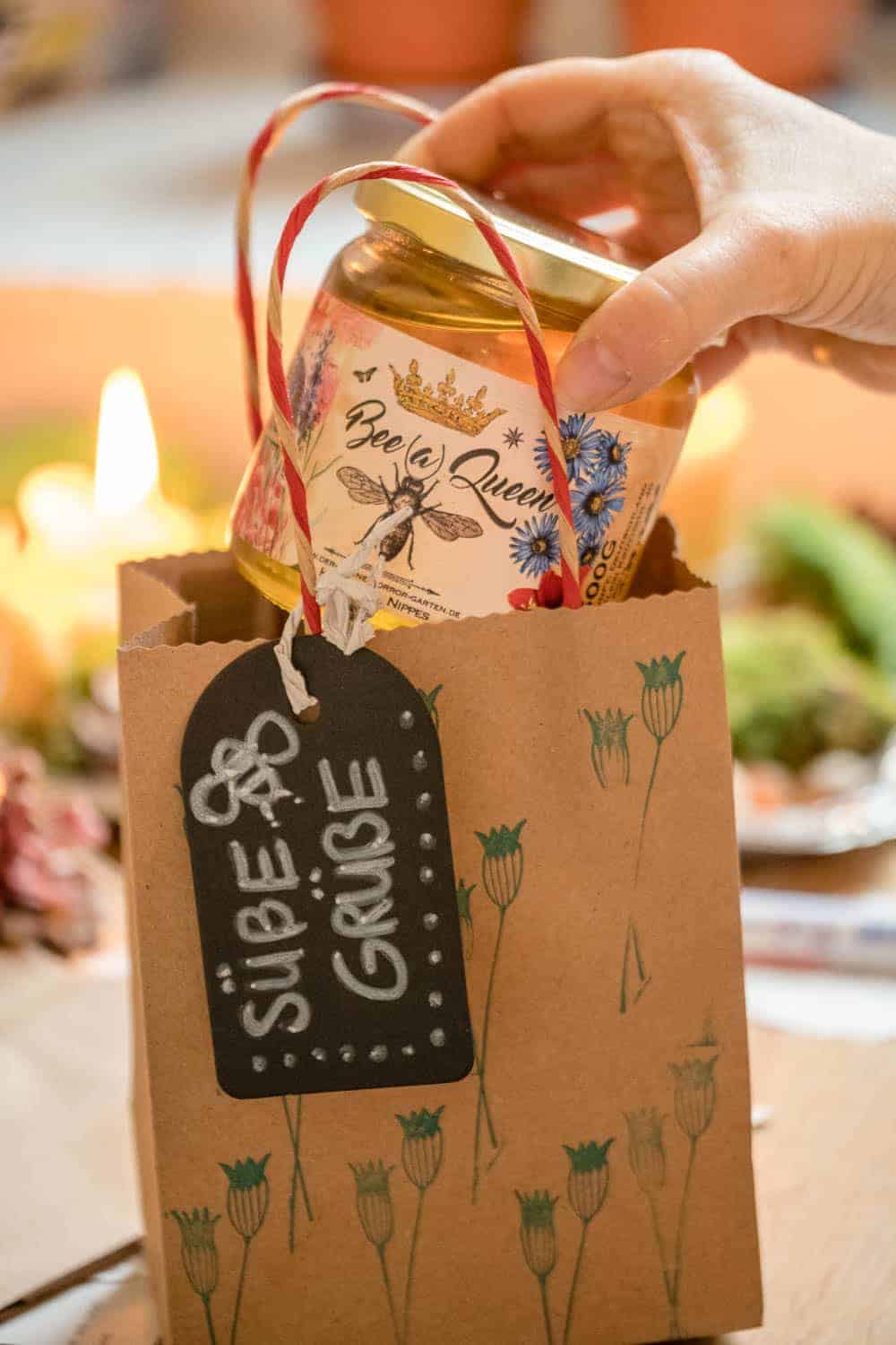 DIY Geschenkpapier selbst gestalten. Zero waste und kreativ. Mit hübschen Pflanzenstempeln und Zeitungspapier.