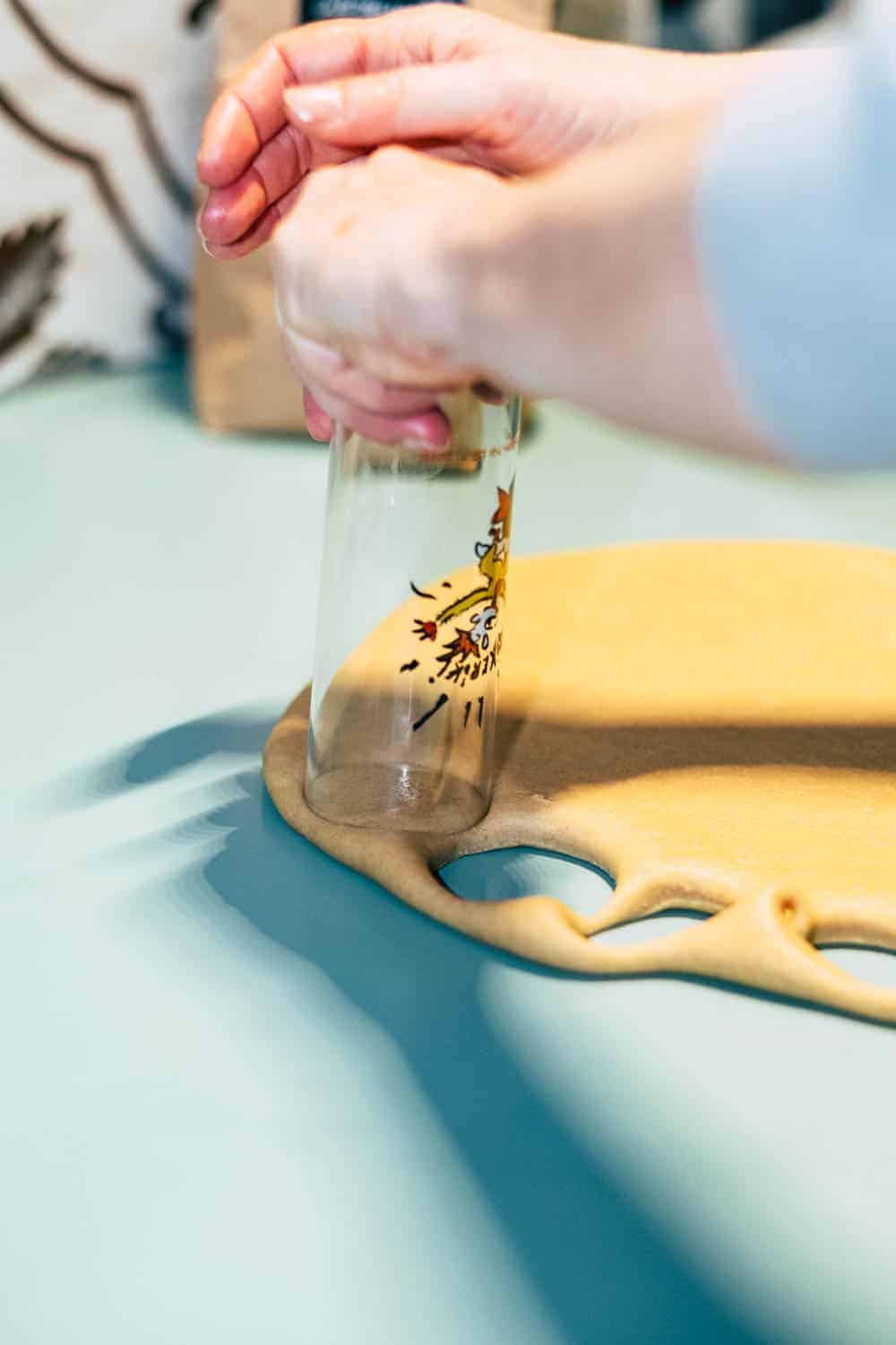 Rezept für Karnevalskrapfen, Tierkreise ausstechen, das geht am besten mit einem Kölschglas, es hat genau die richtige Größe