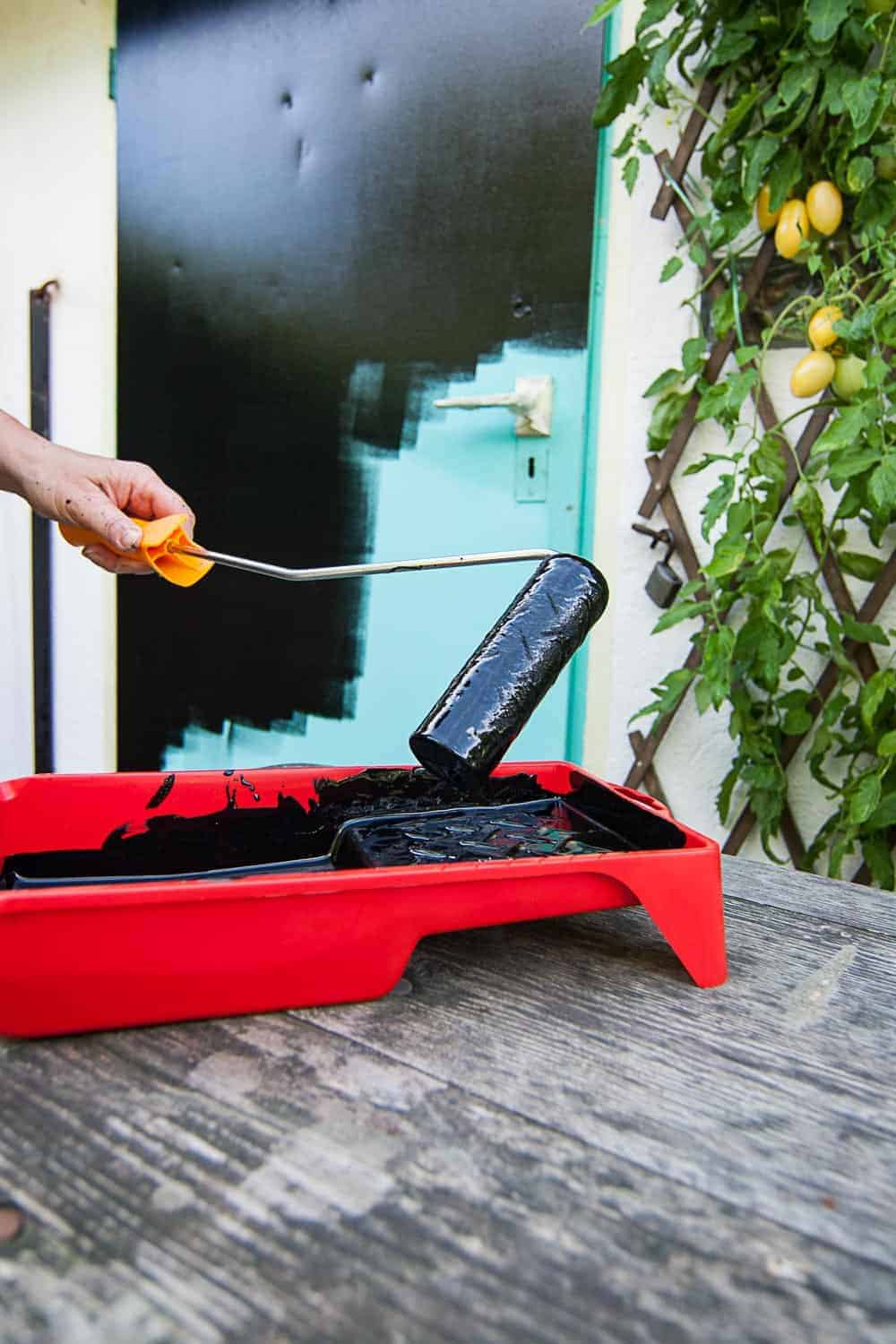 Tür mit Tafelfarbe streichen - DIY für ein großes Blackbord im Garten