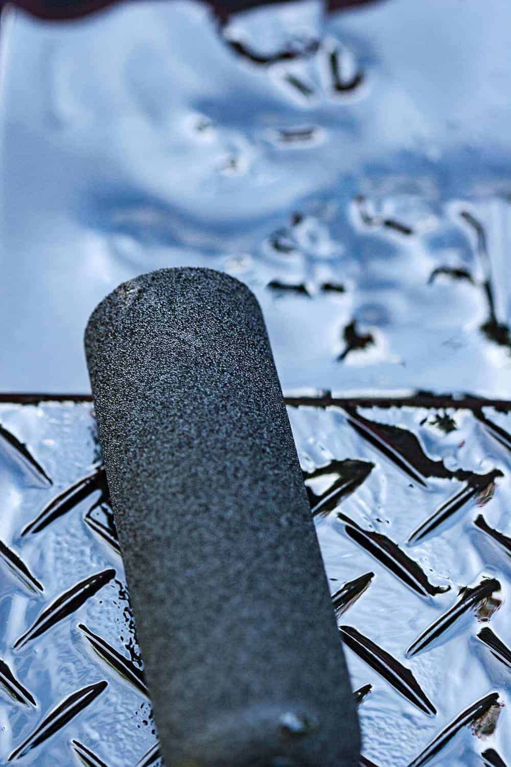 Tür mit Tafelfarbe streichen - DIY für ein großes Blackbord im Garten