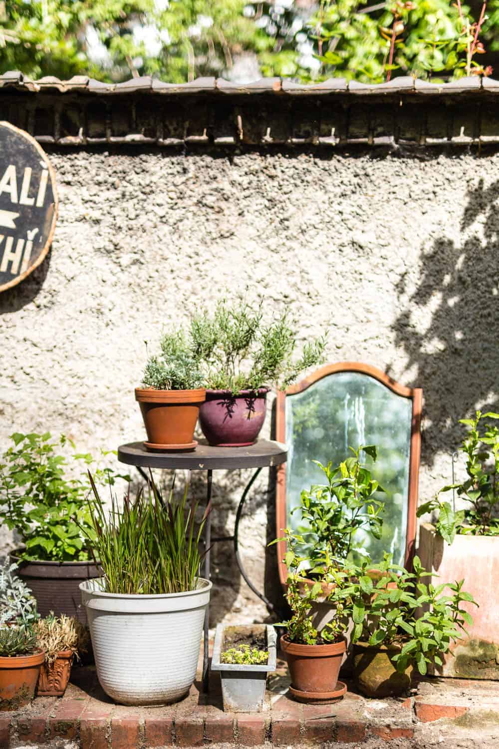 Passend zur neuen Terrasse werden auch die Wände neu gestrichen.