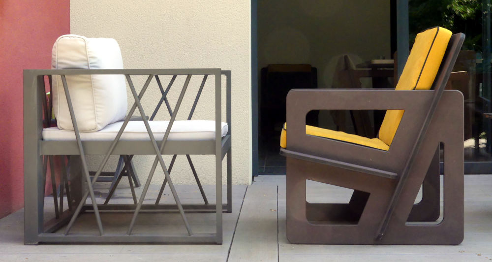 Fauteuil de petite taille comparé à un fauteuil standard.