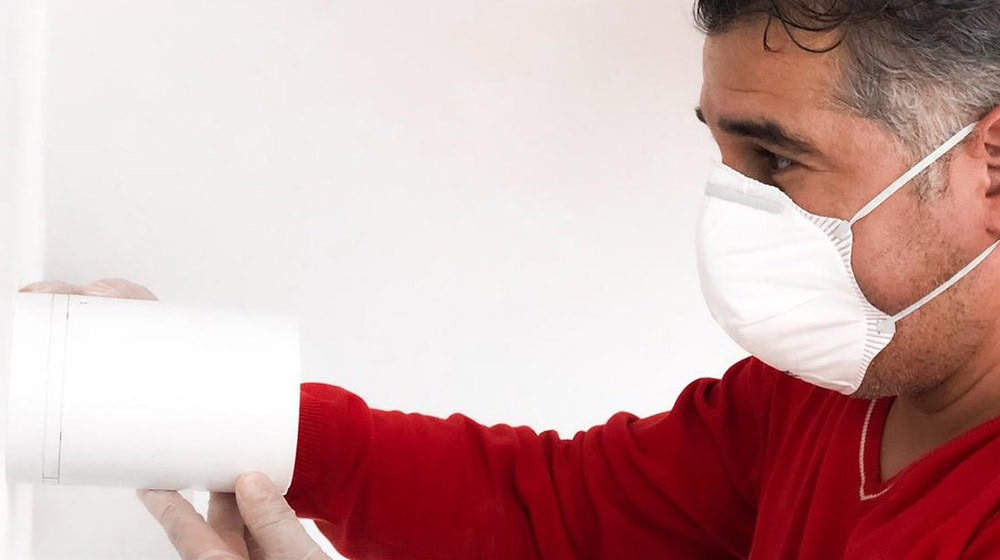 Tecnico Verisure durante la manutenzione del sistema di allarme