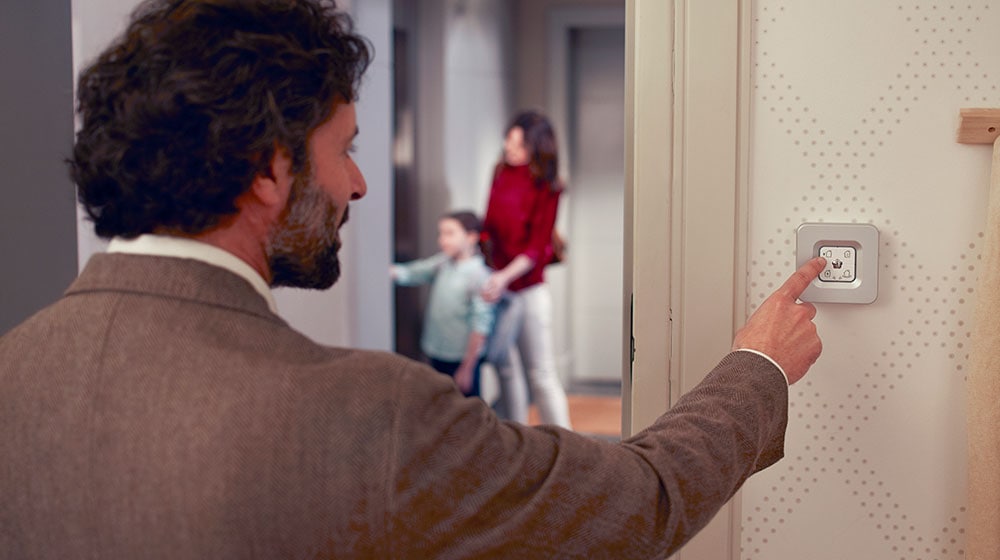 un uomo attiva l'allarme dal lettore chiavi del kit antifurto casa professionale