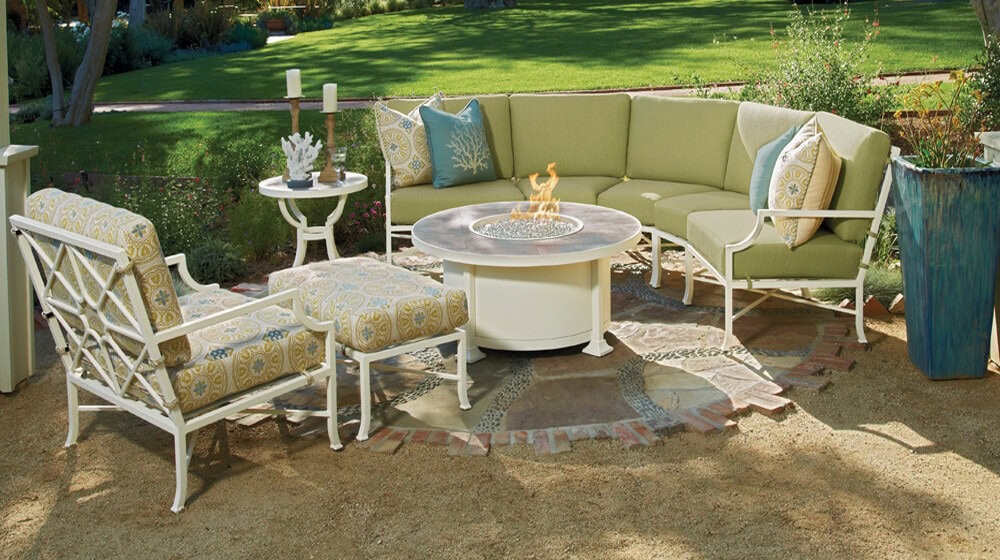 O. W. Lee Hyde Park Patio Set with Fire Pit