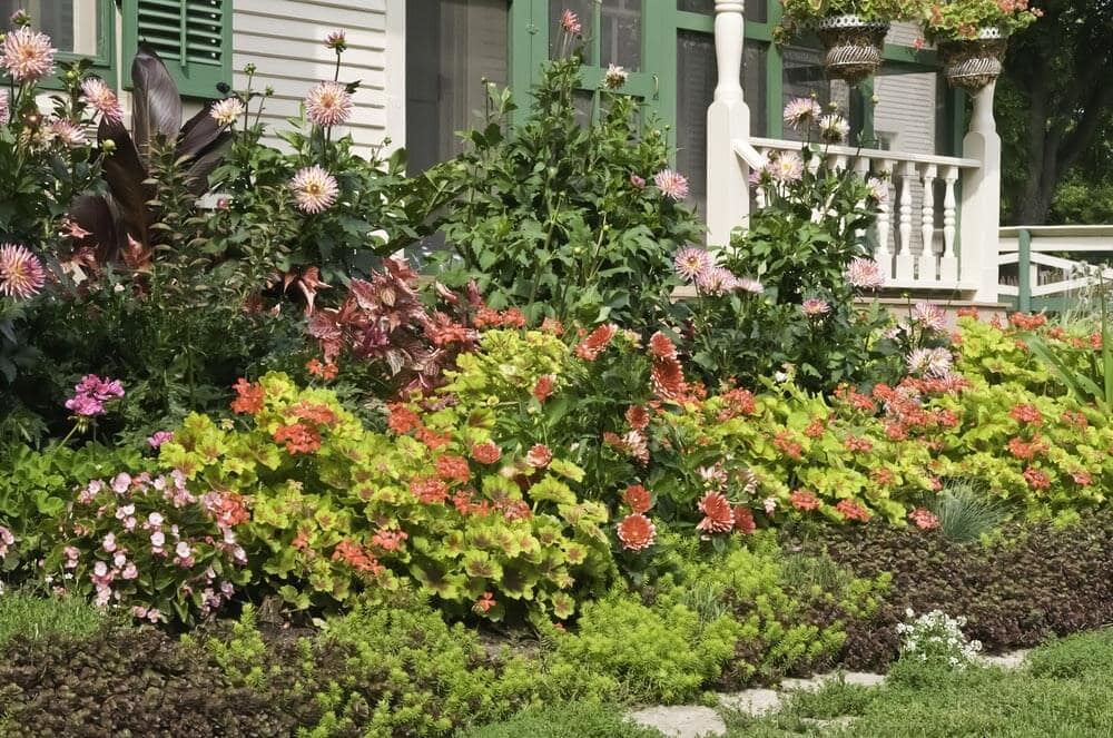 SIMPLE GREEN AND WHITE PORCH GARDEN IDEAS