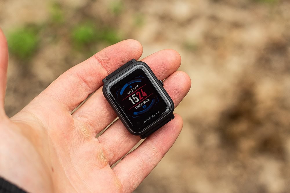 Огляд смарт-годинника Amazfit BIP – мій відгук і біговий/вело тест 5 Amazfit BIP в руке