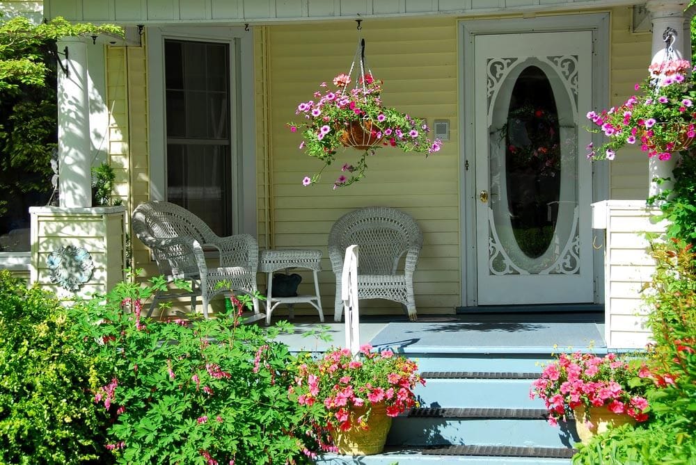 MODEST AND SIMPLE SHADED PORCH GARDEN IDEAS WITH WICKER FURNITURE AND HANGING BASKETS