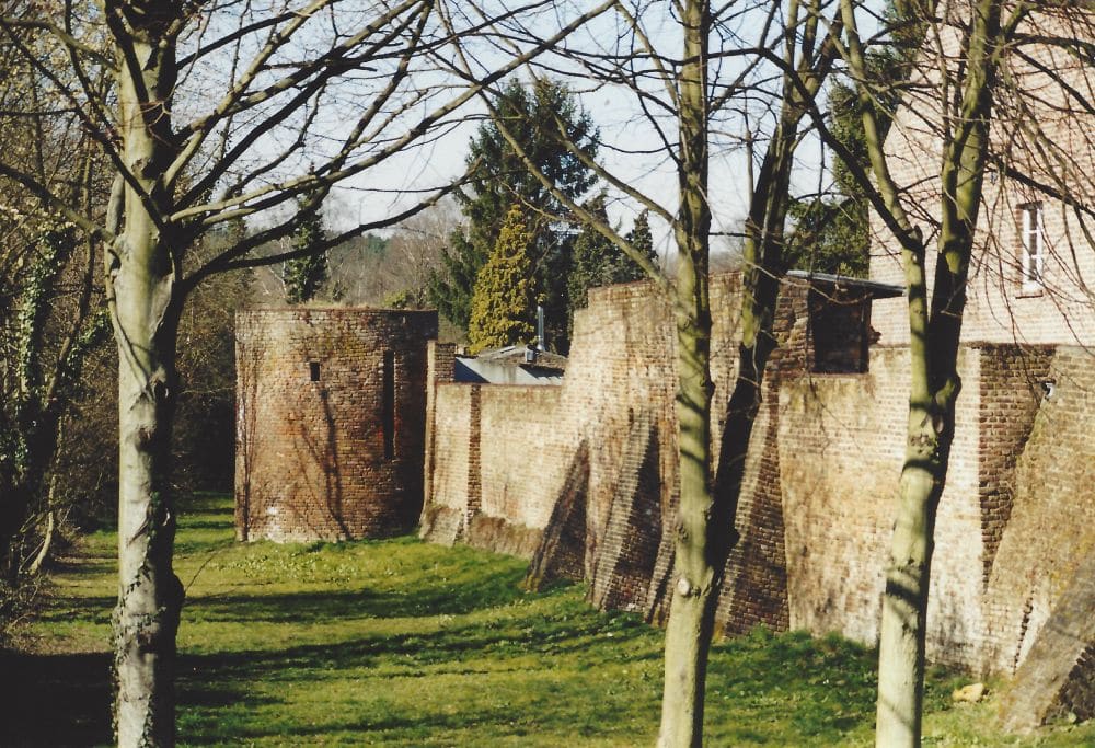 Kaster: Blick entlang der Stadtmauer mit Wehrturm Kaster Stadtmauer