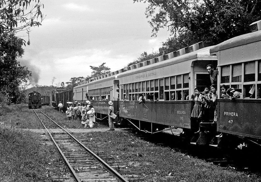 Pasajero detenidos en un cruce de trenes