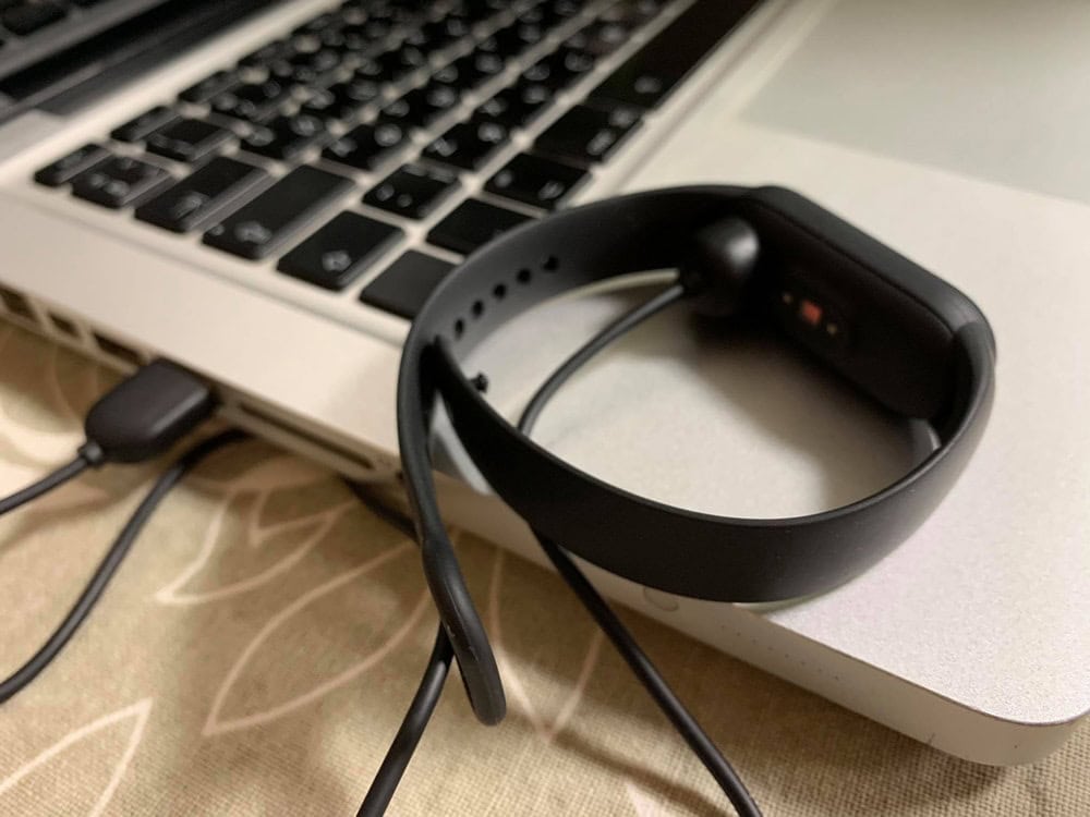 Обзор Xiaomi Mi Band 5 и 62,5 километров пробежек 2 Mi Band 5 на зарядке