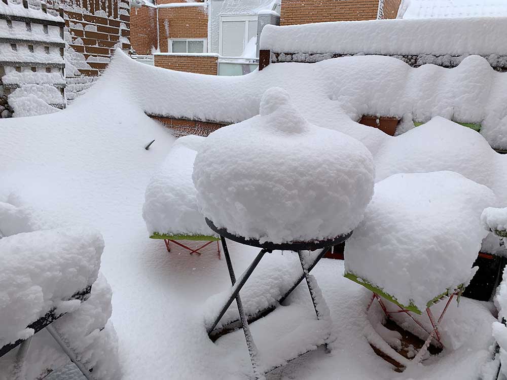 Nieve acumulada en la terraza
