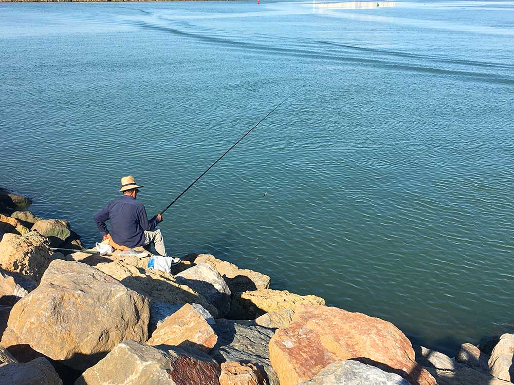 Pescando en el espigón