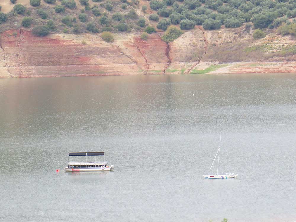 Qué ver en Iznájar - Barco turístico