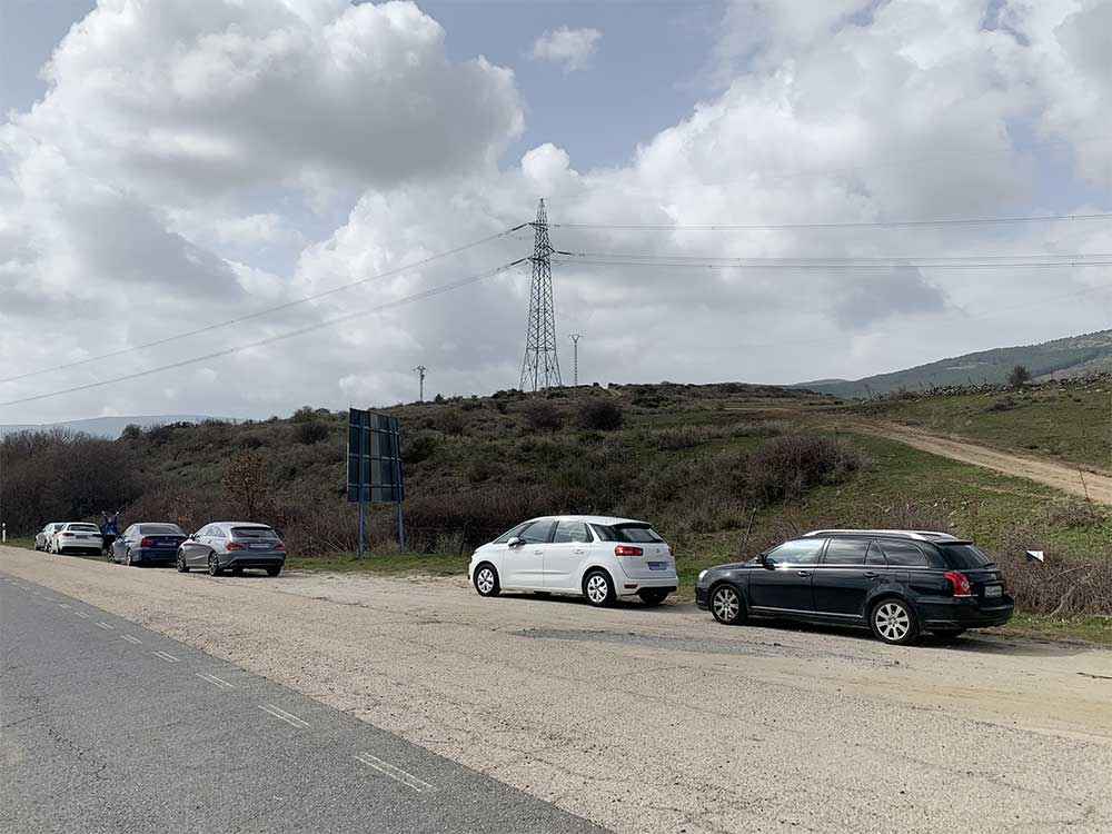 Ensanche de la carretera donde dejar el coche