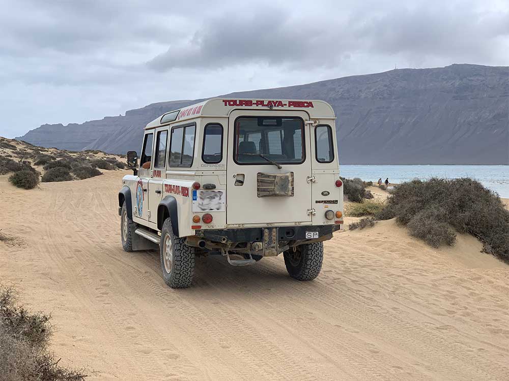 Un 4x4 de vuelta a Caleta de Sebo