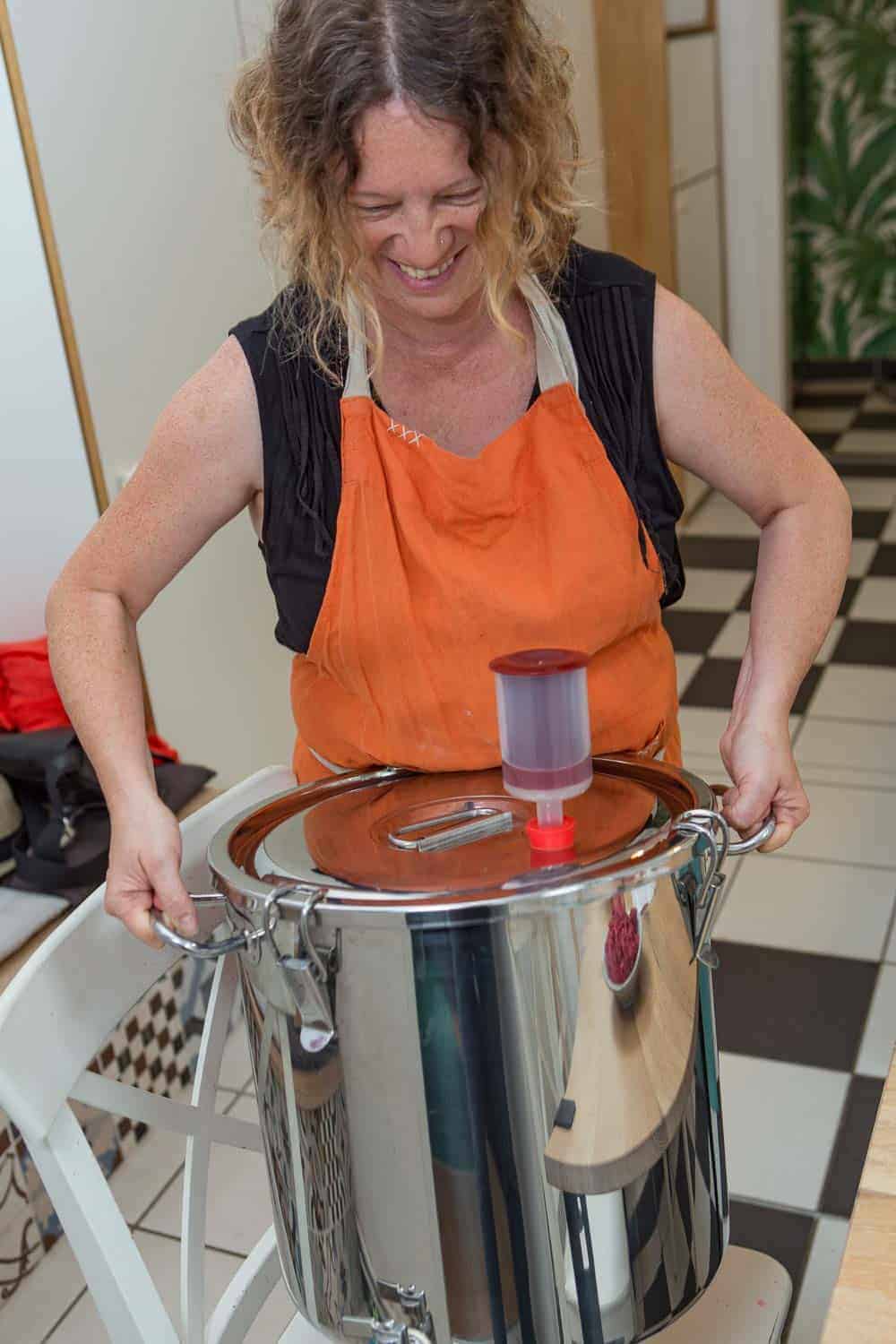 Johannisbeerwein selbst machen der Gärbottich